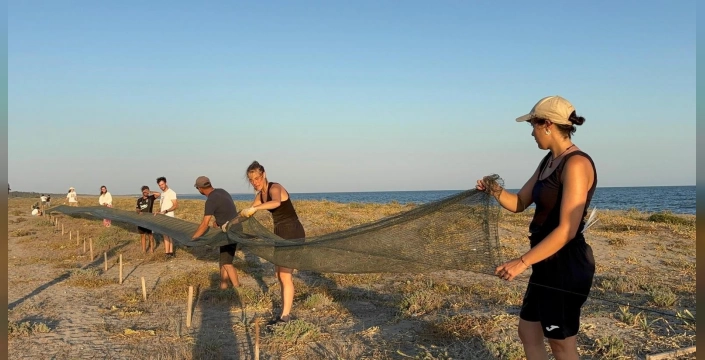 Mersin'de genç gönüllüler deniz kaplumbağalarını koruyor