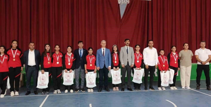 Muş'ta başarı: Bulanık Kız Voleybol Takımı ANALİG'de grup lideri