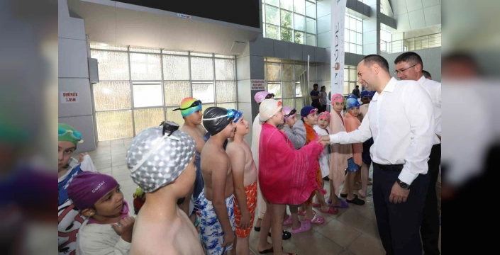 Niğde'de yüzme eğitimi alan çocuklara malzeme desteği