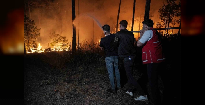 Orhaneli ve Harmancık'ta orman yangını: Ulaşılması güç alanlarda pet şişelerle su taşınıyor