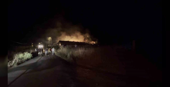 Sivas'ın İmranlı ilçesinde yangın: Samanlık, ahır ve ev kül oldu