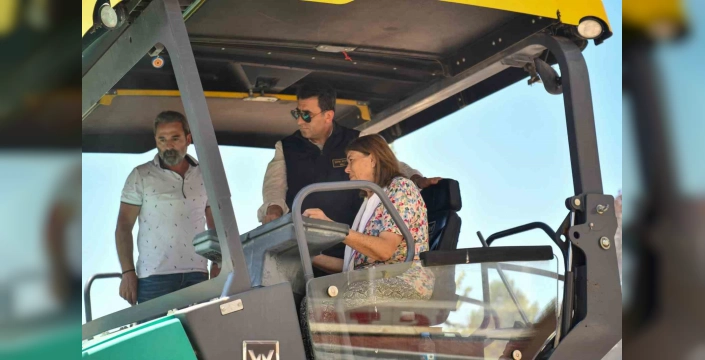 Tunceli'de sıcak asfalt çalışmaları: Vali Aygöl, mahalle sakinleriyle birlikte asfalt serimi yaptı