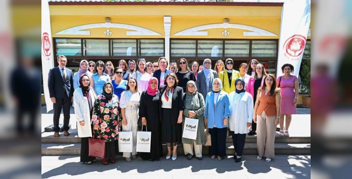 Uşak'ta koruyucu aile farkındalık toplantısı: 34 çocuk, 31 ailenin sıcak yuvasında