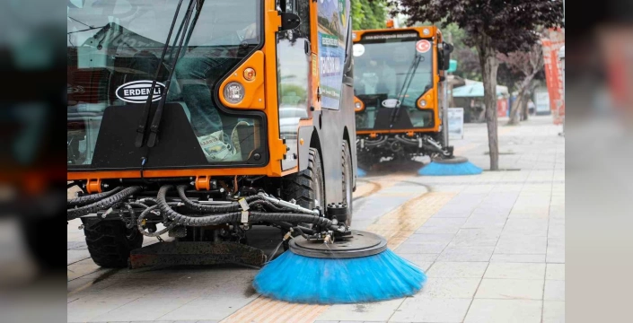 Van'da temizlik devrimi: 2 yeni vakumlu süpürme aracı hizmete girdi