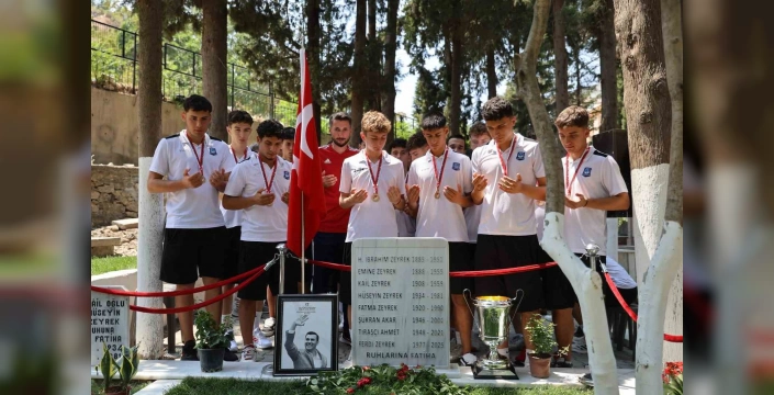 Yunusemre Belediyespor'un U17 Takımı Şampiyonluğu Ferdi Zeyrek'e Armağan Etti