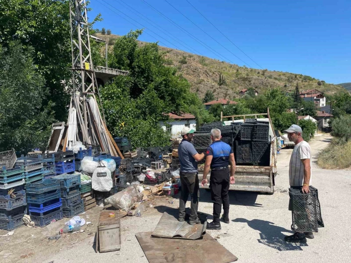 Zabıta çevreye hurda ve mobilya eşyası atan kişiyi suçüstü yakaladı, bir de üstüne seyyar kavun karpuz satıcısı çıktı