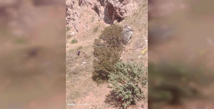 Zara'da korkunç kaza: Greyderin sürüklediği otomobil uçurumdan yuvarlandı