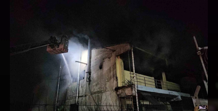 Zeytinburnu'nda büyük yangın: Boya imalathanesi ve demir kaplama atölyesi kül oldu