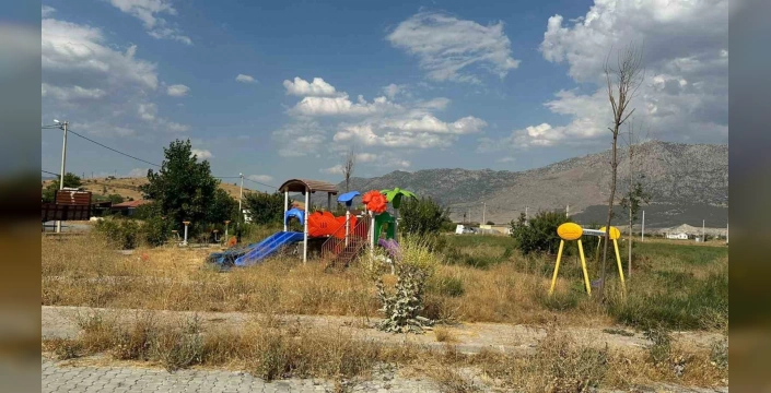 Acıpayam'da parklar çöplüğe döndü: CHP'li belediyeye tepki