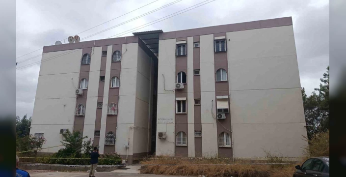 Adana'da apartman merdiveni çöktü: 20 kişi kurtarıldı