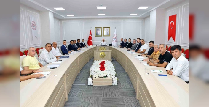 Adıyaman'da deprem hasarlı binaların yıkımı değerlendirildi