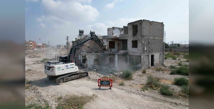Akdeniz'de kentsel dönüşüm: 3 katlı bina yıkıldı