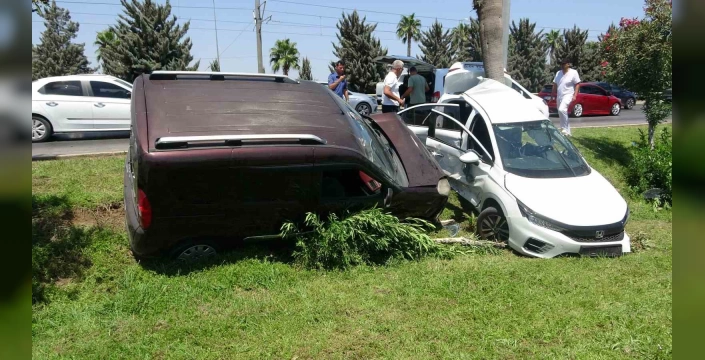 Antalya'da polis aracıyla kaza: 2 polis memuru yaralandı