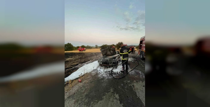 Bayramiç'te otomobil yangını: Tarlaya sıçrayan alevler söndürüldü