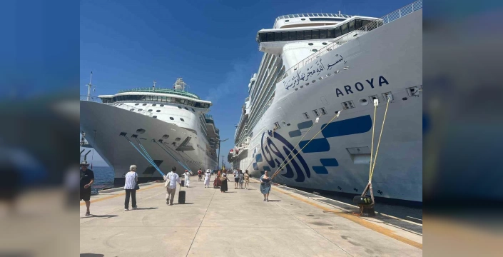 Bodrum'a iki yolcu gemisi yanaştı: 3 bin 906 turist ağırlandı
