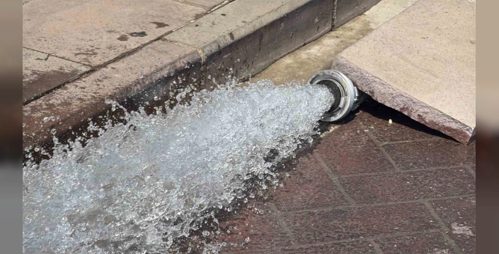 Bodrum'da su hattı patlaması: İş yeri ve deposu sular altında kaldı