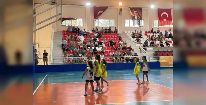 Buharkent'te minikler basketbol turnuvasında ter döktü