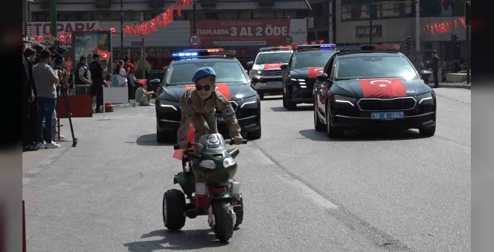 Bursa'da 30 Ağustos Zafer Bayramı kutlamaları: Akülü motorlu çocuk dikkat çekti