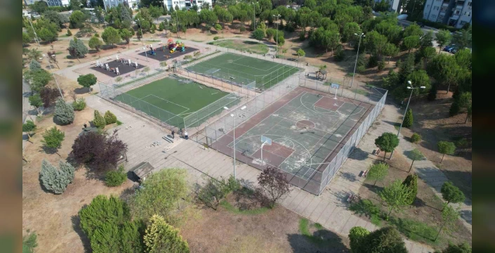 Çayırova'da park ve halı sahalar yenileniyor