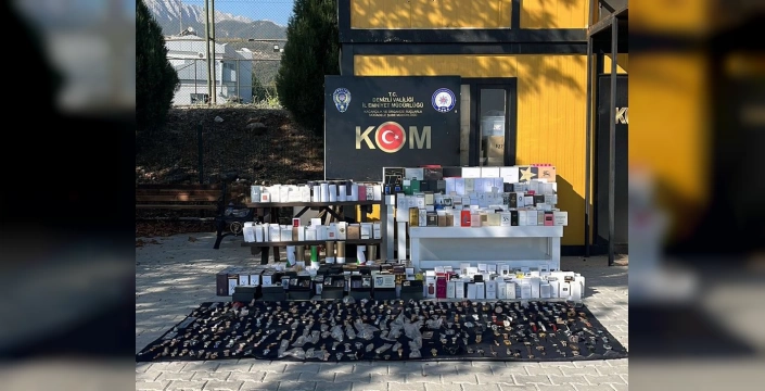 Denizli'de binlerce kaçak parfüm ve saat ele geçirildi