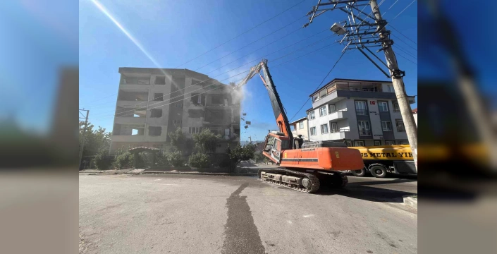 Derince'de riskli bina yıkıldı