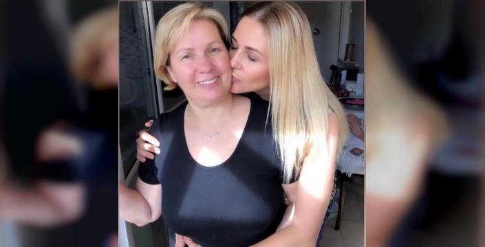 Emine Ün, annesini ölüm yıldönümünde andı