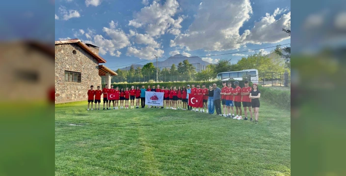 Erzincan'da dağ kayağı milli takım kampı sürüyor