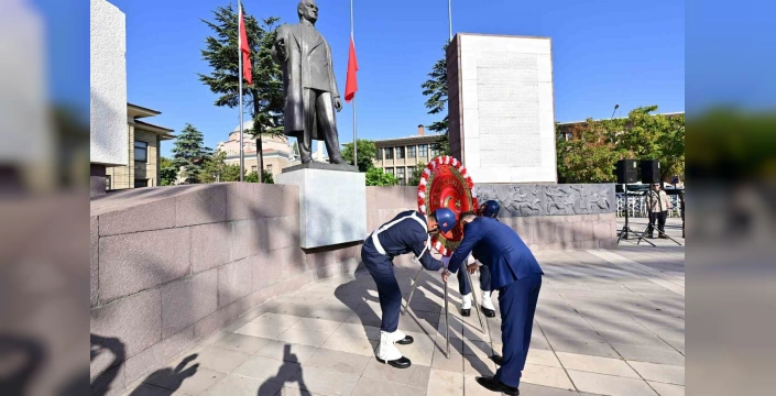 Eskişehir'de 30 Ağustos kutlamaları: Atatürk Anıtı'na çelenk sunuldu