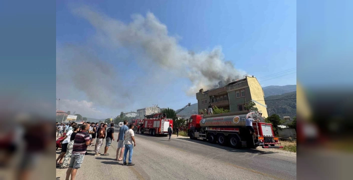 Fethiye'de yangın: Çatı katı kullanılamaz hale geldi