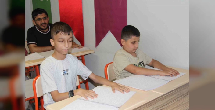 Gaziantep'te görme engelliler Braille alfabesiyle Kur'an-ı Kerim öğreniyor