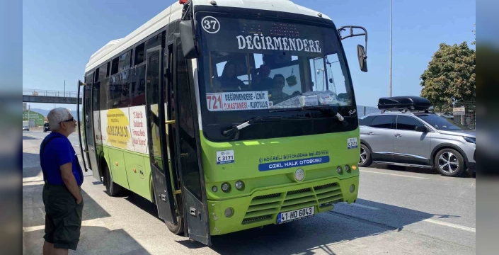 Gölcük'te özel halk otobüsü şoförü yolcularına ikramlarda bulunuyor