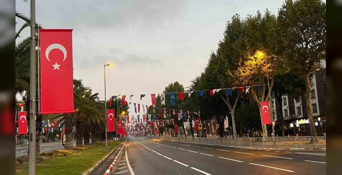 İstanbul'da 30 Ağustos kutlamaları: Adnan Menderes Bulvarı trafiğe kapandı