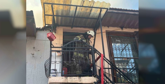İzmir'de hurdalık yangını: Evler küle döndü