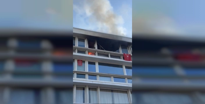 Kadıköy'de apartman yangını: Türk bayrağı alevlerden kurtuldu