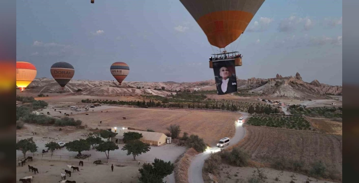 Kapadokya'da Zafer Bayramı kutlaması: Sıcak hava balonları gökyüzünde Türk bayraklarıyla süzüldü