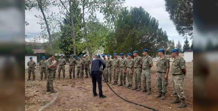 Kocaeli'nde askeri personele yangın söndürme tatbikatı