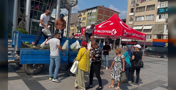Kocaeli'nde örnek davranış: Zafer Dolu bir kamyon karpuz dağıttı