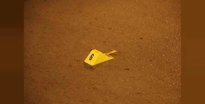 Kozan'da kafe önünde silahlı saldırı: 6 el ateş edildi