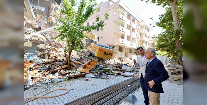 Küçükçekmece'de kentsel dönüşüm: 14 bina yıkıldı