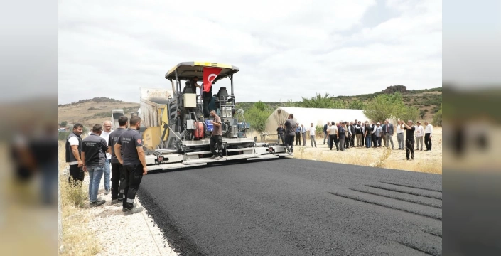 Kütahya'da 4 kilometrelik yol sıcak asfaltla kaplandı