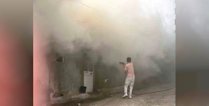 Kütahya'da ev yangını: İtfaiye ekiplerinin müdahalesiyle kontrol altına alındı