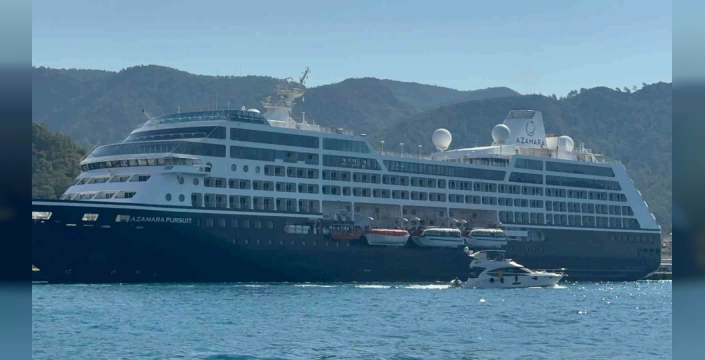 Marmaris'e iki yolcu gemisi yanaştı