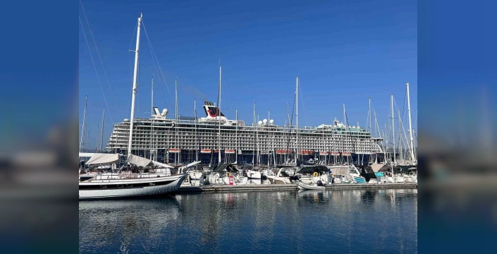 Marmaris'te dev gemi: 2 bin 749 turist ilçeye canlılık getirdi