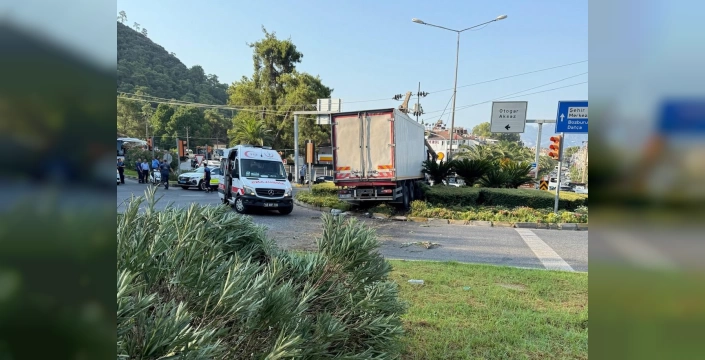 Marmaris'te kamyon kazası: Beton direk ikiye bölündü