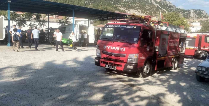 Muğla'da cenaze aracı yandı