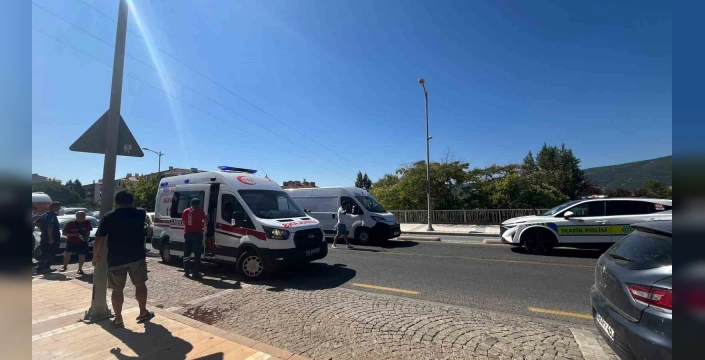 Muğla'da minibüs kazası: Yaya yaralandı