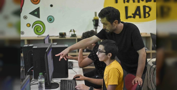 Muratpaşa'da robotik kodlama dersleri devam ediyor