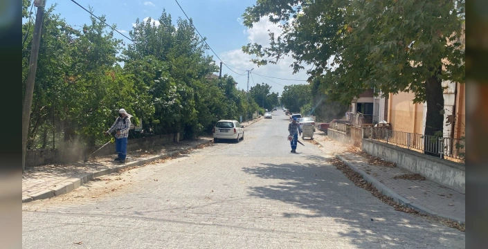 Silivri'de yangın önlemi: Cadde ve sokaklarda ot biçme çalışmaları sürüyor