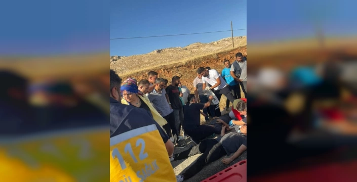 Silvan'da araç takla attı: Baba ve oğlu yaralandı