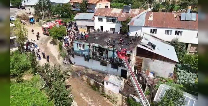 Şiran'da ev yangını: Çatı kullanılamaz hale geldi